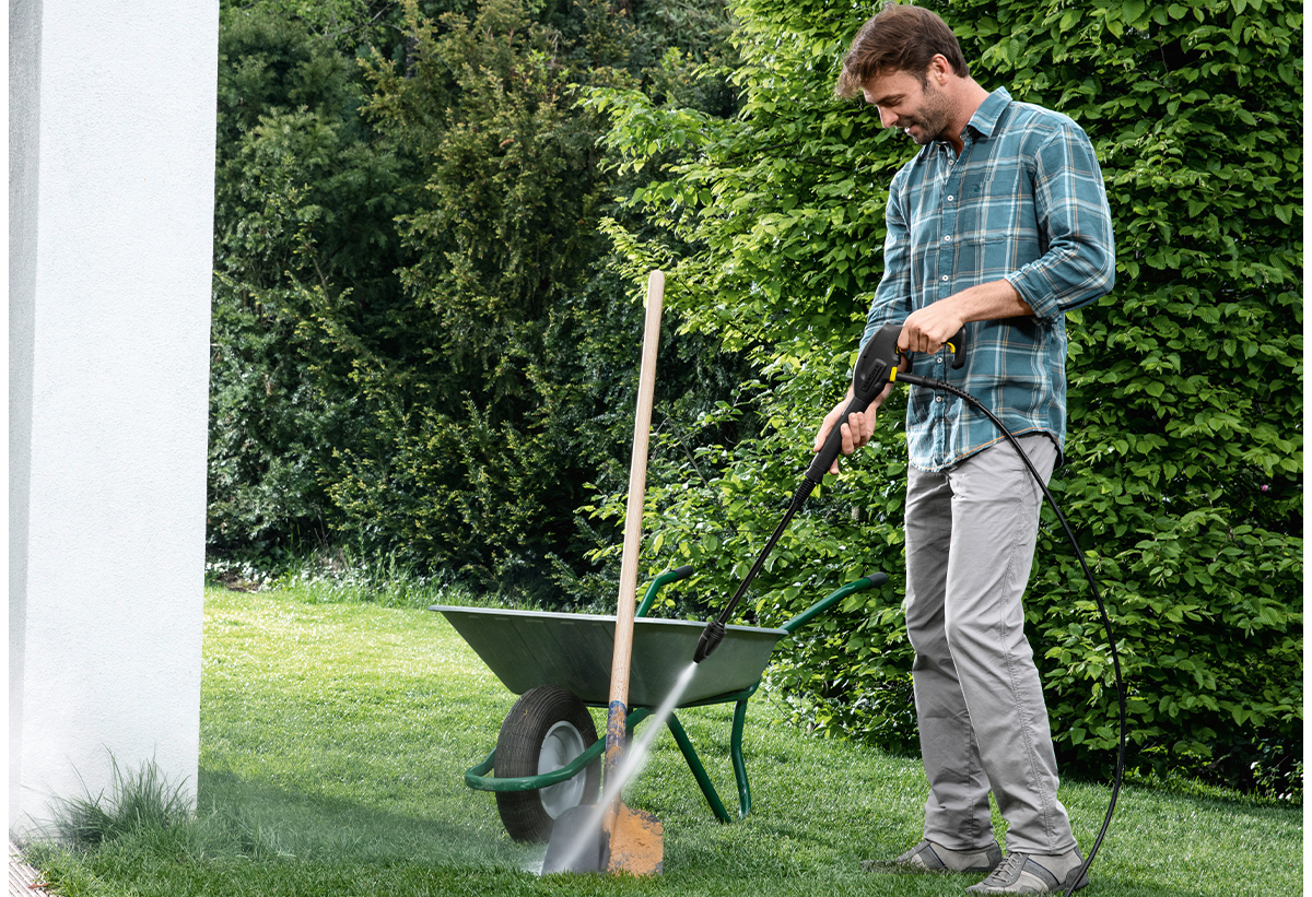 Ο χρήστης χρησιμοποιεί το πλυστικό μηχάνημα.